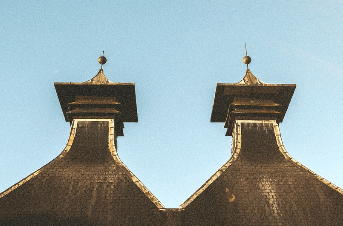 Charakterystyczny dach destylarni Ardbeg